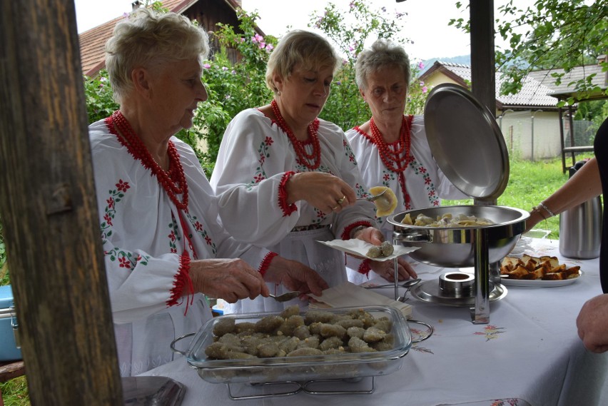 Szymbark. XV Panorama Kultur. W skansenie głośno gra muzyka, jest mnóstwo ludzi, są stoiska z rękodziełem, gospodynie częstują pysznościami