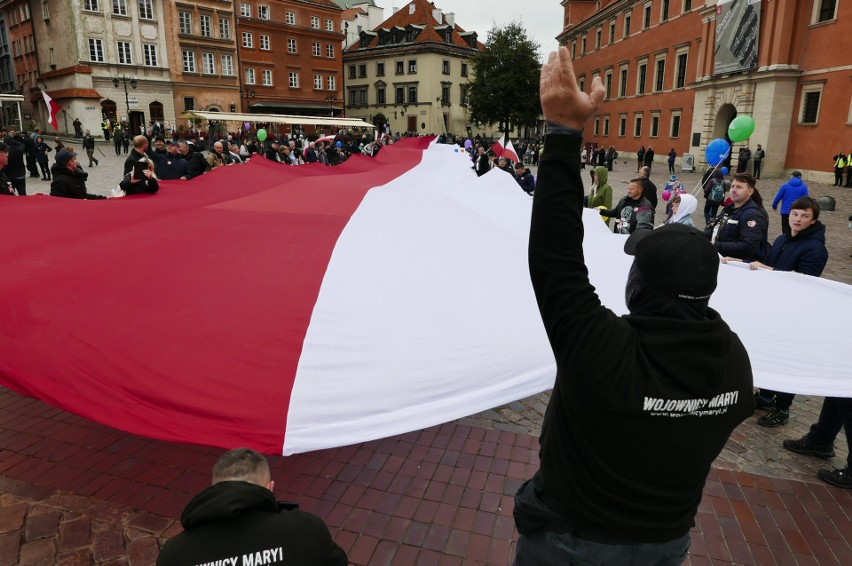 Warszawa: XVI Narodowy Marsz Życia i Rodziny przeszedł ulicami stolicy pod hasłem "Tato - bądź, prowadź, chroń"