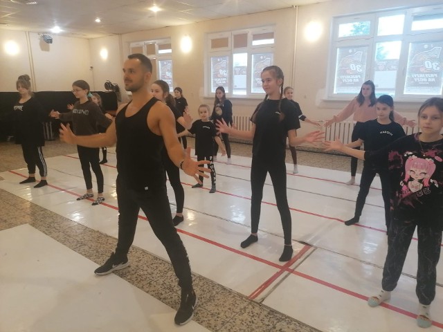 Taneczne ferie w Domu Kultury w Małogoszczu. Warsztaty poprowadził finalista programu "You Can Dance" Mariusz Jasuwienas.