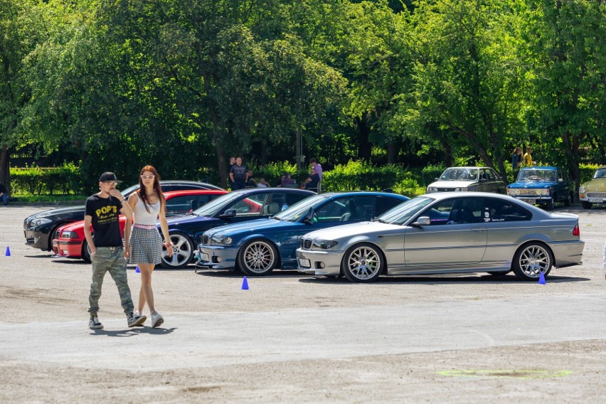 Summer Cars Party w Kraśniku. Targowisko miejskie zamieniło się w samochodową arenę. Zobacz zdjęcia