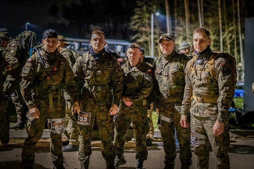 Żołnierze z 5. MBOT zmierzyli się w Lublińcu z ekstremalnym biegiem "Setka Komandosa"