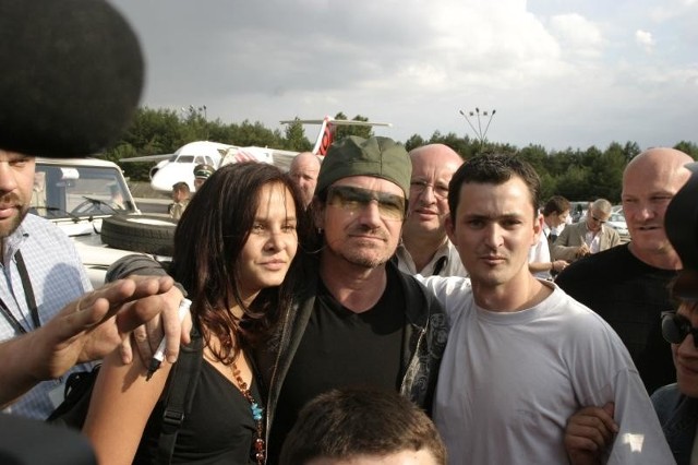 Na lotnisku w Pyrzowicach lidera U2 obstąpili fani. Na zdjęciu Bono z Martyną Baranowską i Krzysztofem Szulewskim.