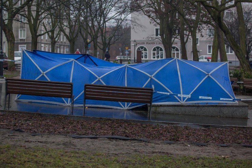 Przewrócono pomnik ks. Henryka Jankowskiego w Gdańsku. Na...