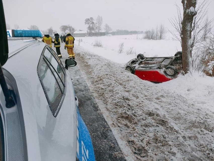 Łódzkie. Wypadek w Solcu. Kierowca dachował w rowie. Policja apeluje o rozwagę na drodze! ZDJĘCIA