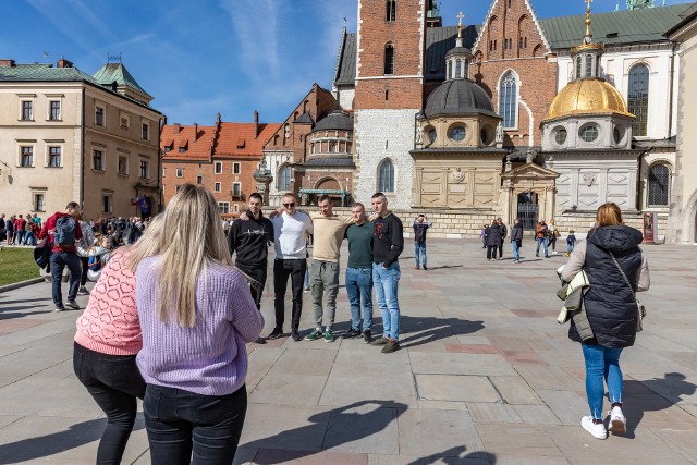 Turystyczne podsumowanie 2023 roku. Kraków odwiedza coraz więcej turystów zagranicznych. Problemy mieszkańców z centrum miasta