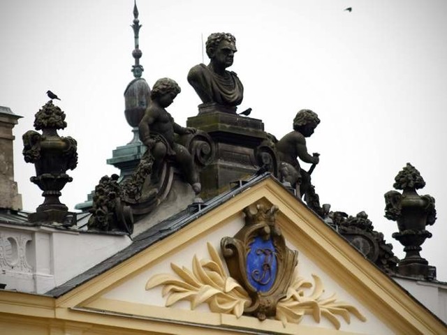 Rzeźby na Pałacu Branickich od strony ogrodu zostaną w tym roku odrestaurowane dzięki 100-tysięcznej dotacji, jaką otrzyma na ten cel od miasta Uniwersytet Medyczny