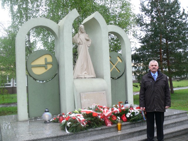 Jan Myszka przewodniczący Międzyzakładowej Organizacji Związkowej NSZZ Solidarność Siarkopol przed pomnikiem