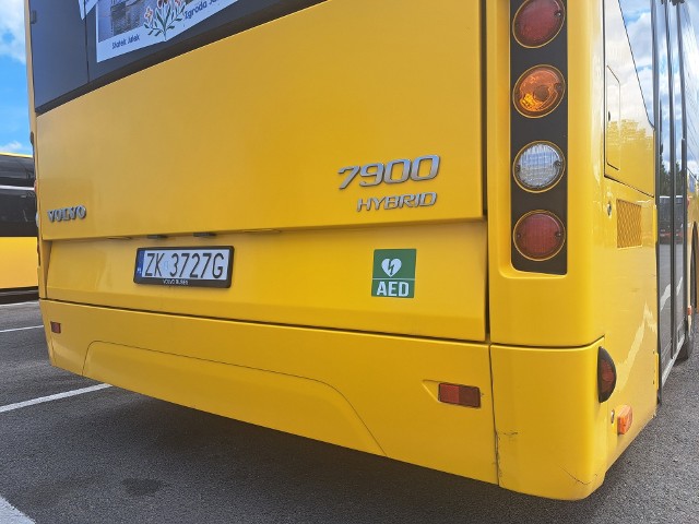 Koszalińskie autobusy, w których można znaleźć defibrylatory, zostały oznakowane