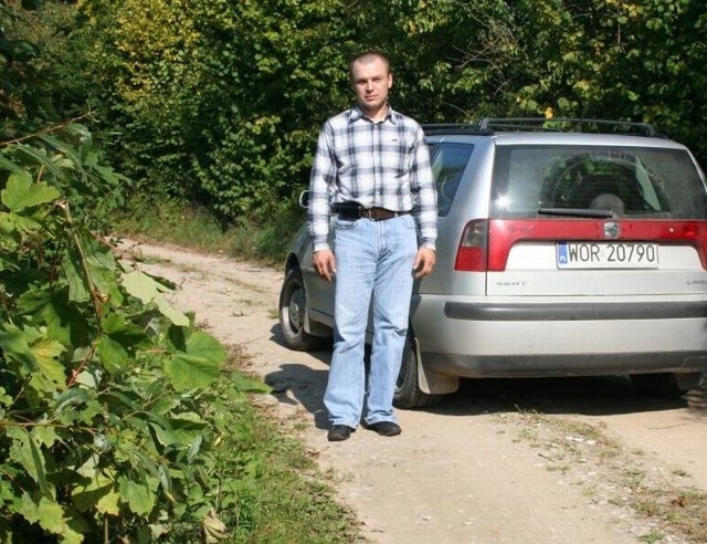 Janusz Piskowski na wąskiej i zarośniętej drodze