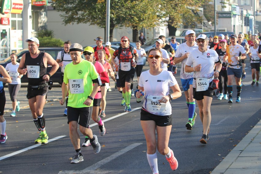 Zdjęcia z maratonu w Poznaniu 2018 - biegacze na pierwszym...