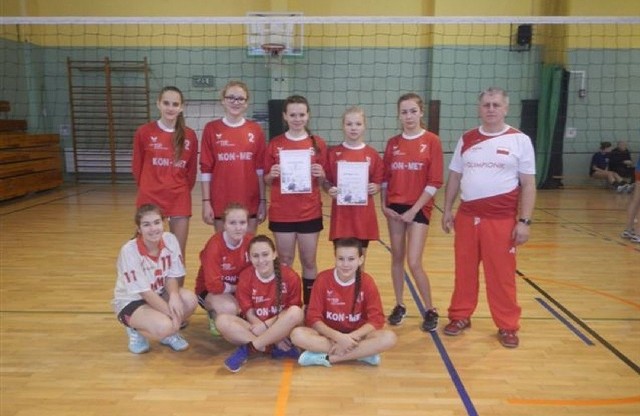 Reprezentacja pińczowskiego liceum: w górnym rzędzie, od lewej: Aleksandra Misztal, Magdalena Kwiecień, Kamila Cichońska, Katarzyna Lis, Katarzyna Sokołowska, Krzysztof Marszalik. W dolnym rzędzie: Kinga Lolo, Katarzyna Wróbel, Natalia Wilkus, Anna Garula.