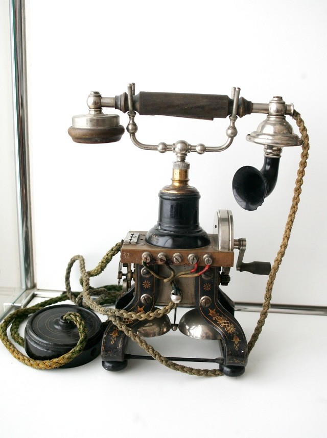 Wśród 138 skradzionych eksponatów brakuje m.in. aparatów telefonicznych z 1900-1945 roku i radioodbiorników. Na zdjęciu jeden z eksponatów muzeum