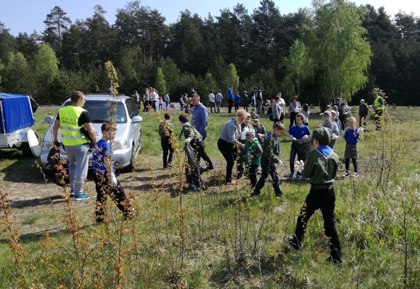 Myszynieccy harcerze (i zuchy) porządkowali teren wokół zalewu w Wykrocie [ZDJĘCIA]