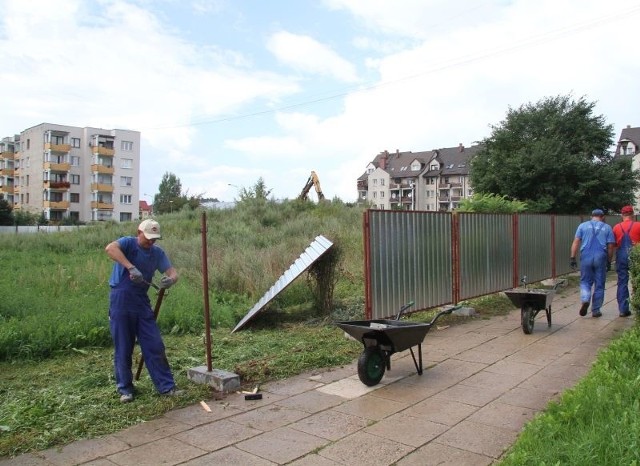 Na działce przy ulicy Kaznowskiego w Kielcach właśnie rozpoczęły się przygotowania do budowy apartamentowca.