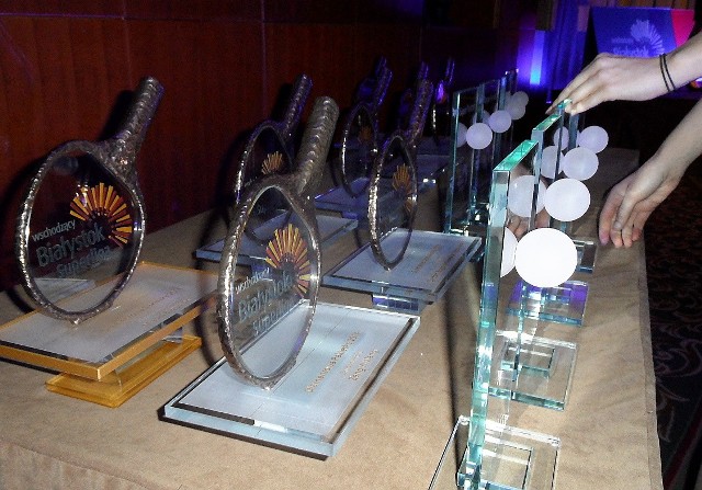 Specjalne statuetki - Diamentowe rakietki i inne trofea czekają na zwycięzców, najlepszych we Wschodzący Białystok Superlidze Tenisa Stołowego