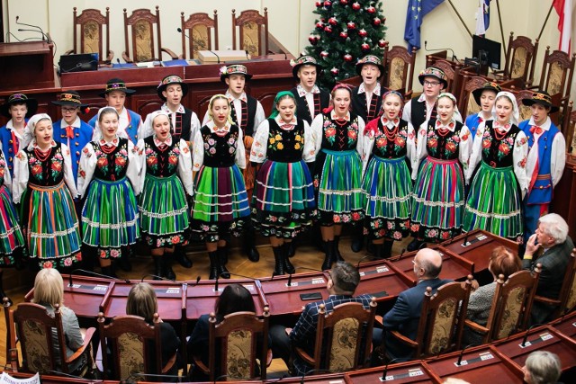 Towarzystwo Miłośników Miasta Bydgoszczy zorganizowało w środę w ratuszu noworoczne spotkanie opłatkowe z udziałem przedstawicieli władz regionu i miasta. Imprezę uświetnił koncert kolęd w wykonaniu Zespołu Pieśni i Tańca „Płomienie” z MDK nr 4 w Bydgoszczy pod dyrekcją Izabeli Grochowskiej. Ogłoszono też werdykt Kapituły TMMB na Bydgoszczanina Roku 2018. Został nim prof. Janusz Kutta. Dr hab. Janusz Kutta - prof. nadzw. Kujawsko-Pomorskiej Szkoły Wyższej w Bydgoszczy. Historyk-archiwista, długoletni dyrektor Archiwum Państwowego w Bydgoszczy. Autor publikacji z historii nowożytnej i najnowszej oraz historii administracji Pomorza i Wielkopolski. Członek Towarzystwa Naukowego Toruńskiego, Bydgoskiego Towarzystwa Naukowego, Instytutu Zachodniego im. Zygmunta Wojciechowskiego w Poznaniu.