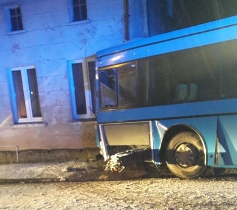 Wypadek w Smołdzinie. Autobus wjechał w dom              