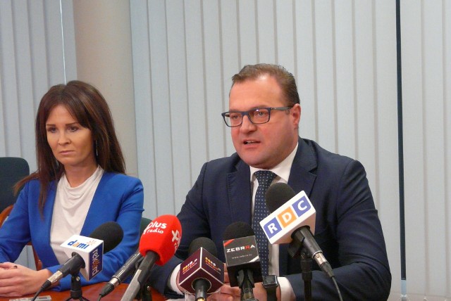 Projekt budżetu Radomia na 2020 rok prezentował prezydent Radosław Witkowski. Obok wiceprezydent Katarzyna Kalinowska.