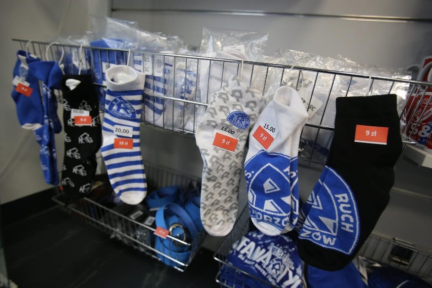 W sklepie Ruchu Chorzów jest mnóstwo produktów z logo klubu...