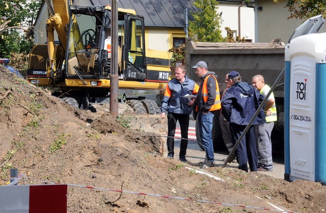 Koparka uderzyła w rurę podczas prac ziemnych przy ul. Ogrodowej. Jak informuje Komenda Wojewódzka Państwowej Straży Pożarnej w Toruniu, na miejscu jest  sześć zastępów straży pożarnej, które zabezpieczają miejsce zdarzenia i ewakuują mieszkańców budynku wielorodzinnego oraz innych domów w bezpośrednim otoczeniu. Na szczęście sytuacja została szybko opanowana. Pogoda na dzień (05.09.2017) | KUJAWSKO-POMORSKIEŹródło: TVN Meteo Active/x-news