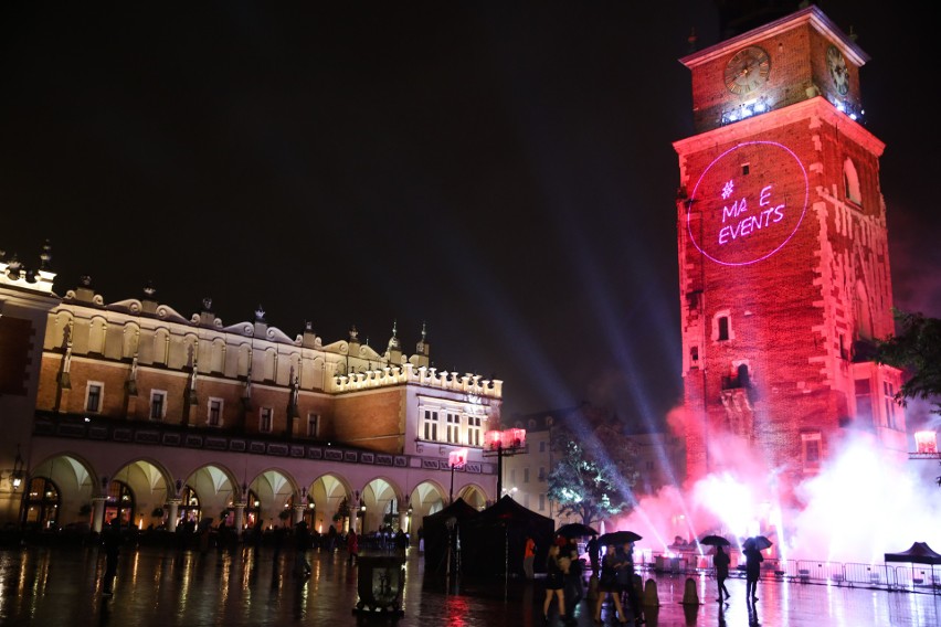 Podświetlili Kraków na czerwono. Apelują o pomoc dla branży rozrywkowej [ZDJĘCIA]