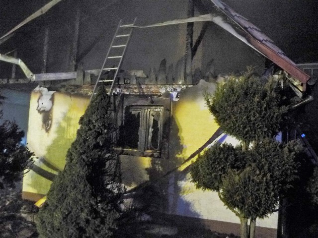 Przed godziną 1 w nocy doszło do pożaru niezamieszkałego domu w Grądach