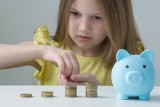 Jak uczyć dzieci zarządzania pieniędzmi, aby uniknęły problemów finansowych w przyszłości? Edukację finansową warto zacząć od kieszonkowego