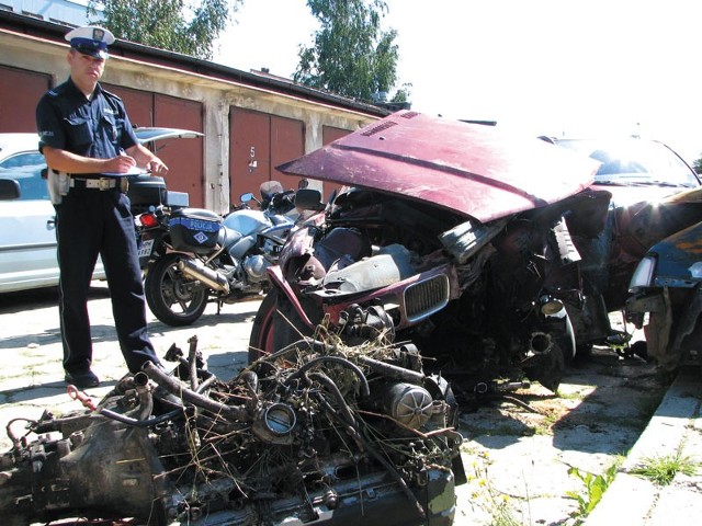 Wraki aut po wypadkach trafiają na policyjny parking. Tu policjanci i biegli przeprowadzają oględziny, które pomagają ustalić przyczyny nieszczęść na drogach &#8211; mówi st. sierż. Wiesław Stepaniuk z bielskiej drogówki.