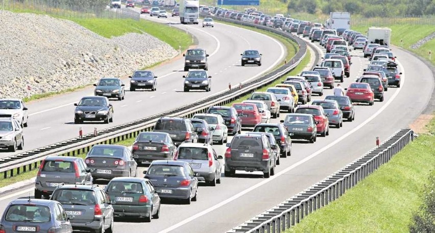 Dwa pasy ruchu w każdym kierunku na autostradowej obwodnicy...