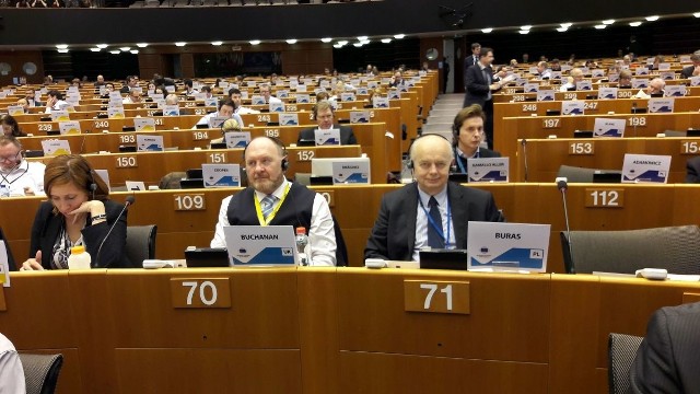 Burmistrz Morawicy Marian Buras (z prawej) podczas Sesji Plenarnej Komitetu Regionów w Brukseli.