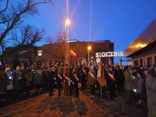 Tragicznie zmarłego prezydenta Gdańska  Pawła Adamowicza godnie pożegnała cała Polska. W dniu śmierci Pawła Adamowicza, inowrocławianie solidaryzowali się z gdańszczanami. Władze samorządowe wraz z mieszkańcami podczas wiecu milczenia uczcili pamięć prezydenta Gdańska przy urzędzie miasta. Wczoraj  w Gdańsku rozpoczęły się uroczystości pogrzebowe Pawła Adamowicza. Kilkuset samorządowców, m.in. prezydentów, burmistrzów i przewodniczących rad miasta, spotkało się w Sali BHP Stoczni Gdańskiej, gdzie zorganizowano Nadzwyczajne Zgromadzenie Ogólne Związku Miast Polskich. Wśród zgromadzonych był również prezydent Inowrocławia Ryszard Brejza, jako członek zarządu organizacji.Z Pawłem Adamowiczem, gdańszczanie i delegacje żegnały się w Europejskim Centrum Solidarności, gdzie wystawiono trumnę z ciałem prezydenta. W piątek, o godz. 17 do Bazyliki Mariackiej wyruszył kondukt żałobny. W pochodzie uczestniczył także poczet sztandarowy Miasta Inowrocławia. W sobotę, w samo południe odprawiono mszę świętą w Bazylice Mariackiej, gdzie obok innych zasłużonych dla miasta, śp. Paweł Adamowicz został pochowany. W imieniu inowrocławian, prezydent Ryszard Brejza oddał hołd zmarłemu Pawłowi Adamowiczowi.