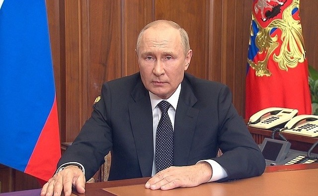 Putin na nagraniu jąka się i nie wie, co ma odpowiedzieć