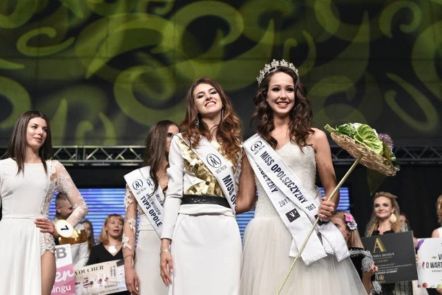 Kamila Świerc (z prawej) Miss Opolszczyzny 2017 i Miss Polski 2017.