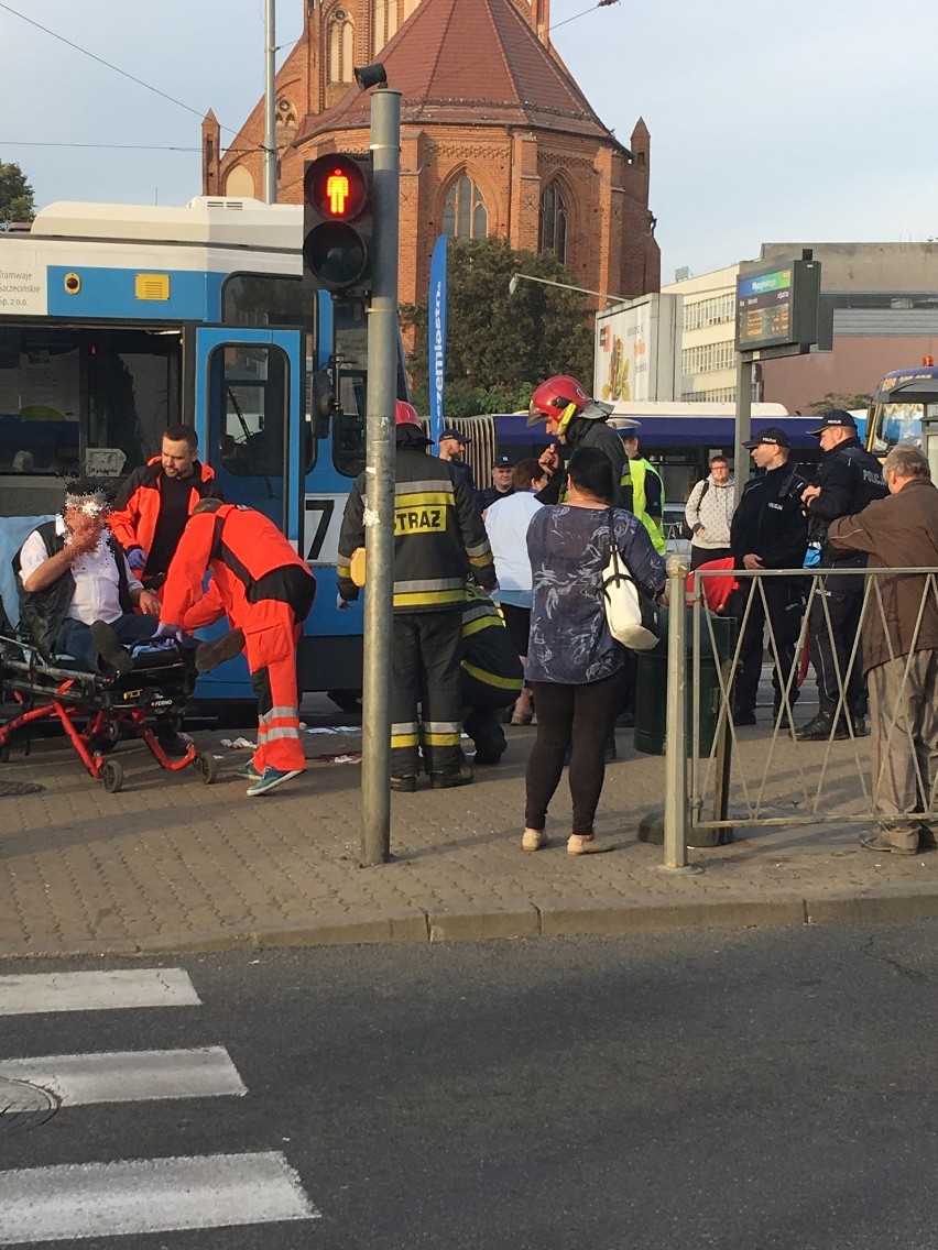 Wypadek na Wyszyńskiego. Tramwaj potrącił dwie osoby [ZDJECIA]