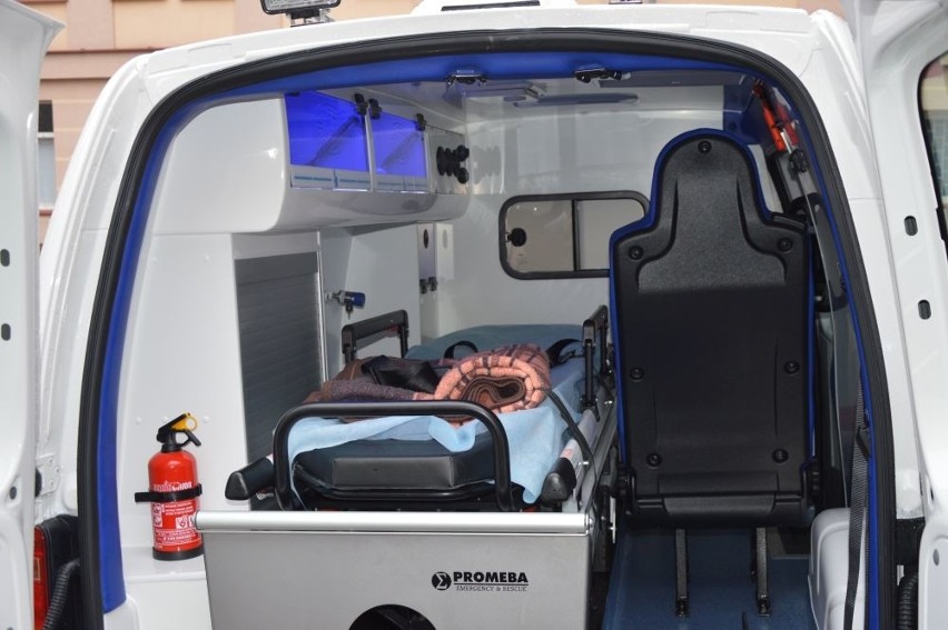 Skarzyski szpital ma nowy ambulans. Złozyły się na niego firma ubezpieczeniowa i trzy samorządy (ZDJĘCIA)
