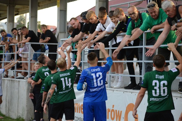 Piłkarze Staru Starachowice po meczu z Sokołem Sieniawa dziękowali kibicom za wsparcie.