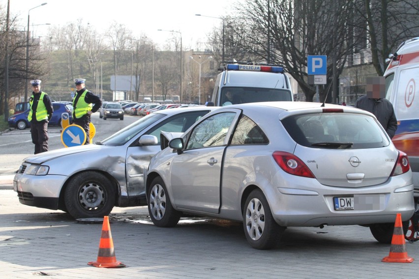 Wypadek na Komandroskiej. Rozbite samochody blokują skrzyżowanie