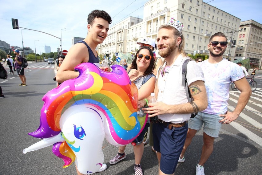 „Chcemy Polski bez homofobii”. Parada Równości ponownie przeszła ulicami stolicy. Osoby LGBT wsparli m.in. Lubnauer, Trzaskowski i Zandberg