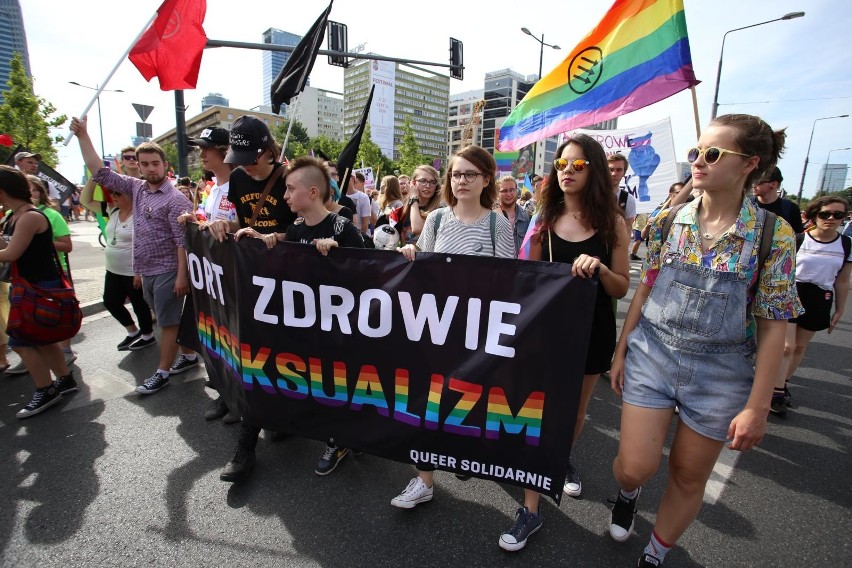 „Chcemy Polski bez homofobii”. Parada Równości ponownie przeszła ulicami stolicy. Osoby LGBT wsparli m.in. Lubnauer, Trzaskowski i Zandberg