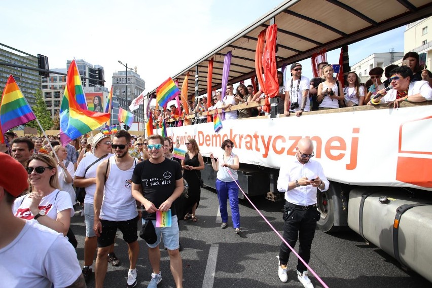 „Chcemy Polski bez homofobii”. Parada Równości ponownie przeszła ulicami stolicy. Osoby LGBT wsparli m.in. Lubnauer, Trzaskowski i Zandberg