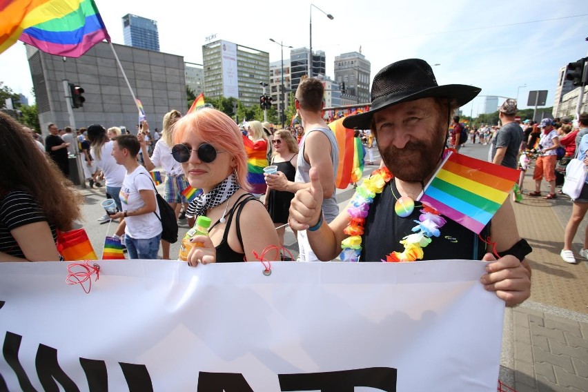 „Chcemy Polski bez homofobii”. Parada Równości ponownie przeszła ulicami stolicy. Osoby LGBT wsparli m.in. Lubnauer, Trzaskowski i Zandberg