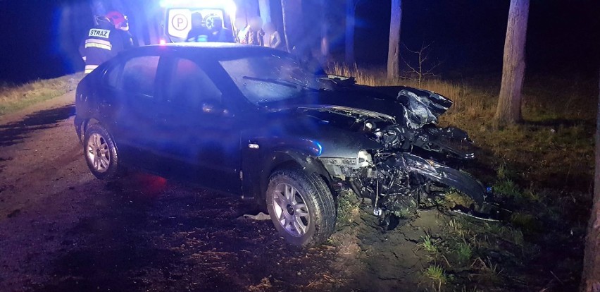 Na łuku drogi auto uderzyło w drzewo. W środę kilka minut po...