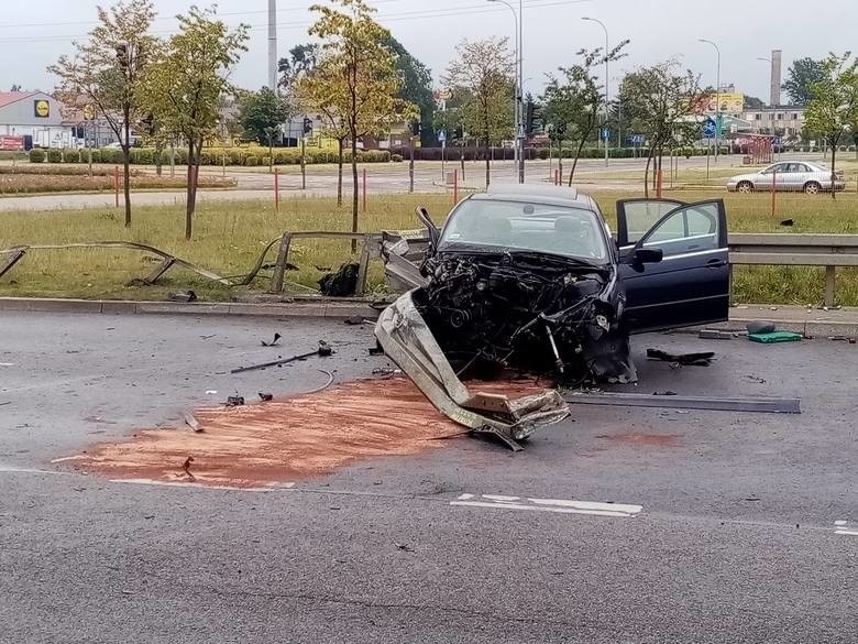 Do wypadku doszło w niedzielę rano na ulicy Miłosza....