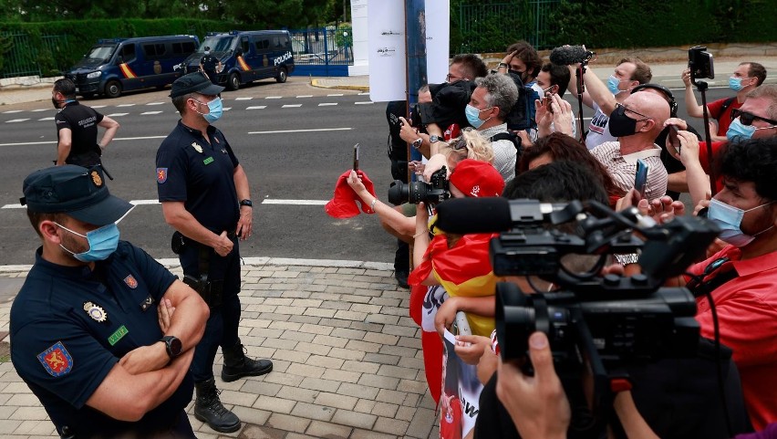 Ochrona pod hotelem podchodziła bardzo restrykcyjnie. Cały...