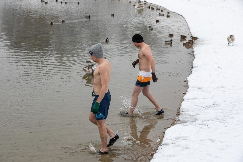 W Krakowie wykąpać się w lodowatej wodzie legalnie można...