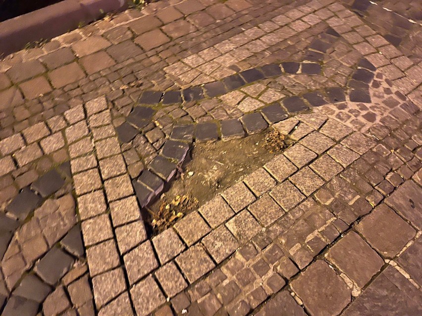 Kraków. Plac Szczepański znowu się sypie. Kostkę można wywozić z niego taczkami