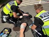 Policjanci na motocyklach niosą pomoc potrzebującym. Dzięki szkoleniom doskonalą swoje umiejętności medyczne