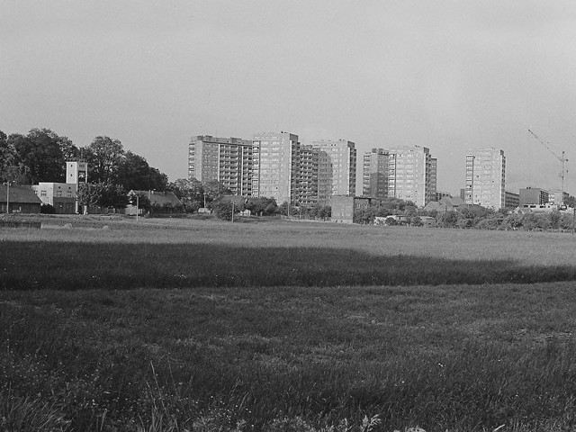 Widok od strony ul. Królowej Jadwigi na na tzw. S-Centrum, którego budowa rozpoczęła się w latach 70. ub. wieku.