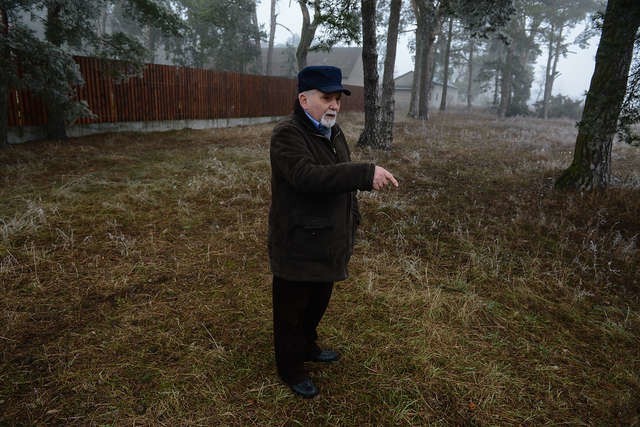 Zygmunt Sienkiewicz wskazuje, gdzie psy zaatakowały jego córkę