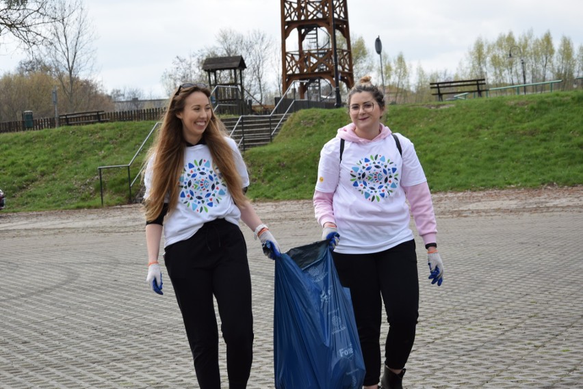 Od prawej Aleksandra i Magda wolontariuszki sprzątające...